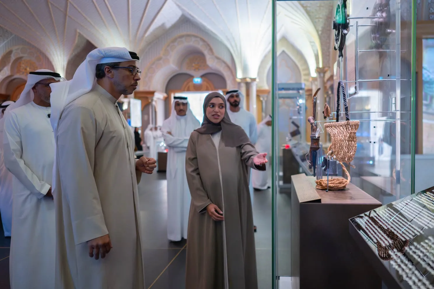 A guide explains the showcases to the opening delegation